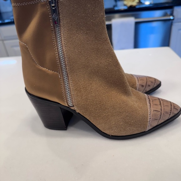 NEW! Donald Pliner Women's Waldon Leather Bootie Caramel Size 6 - Picture 3 of 12